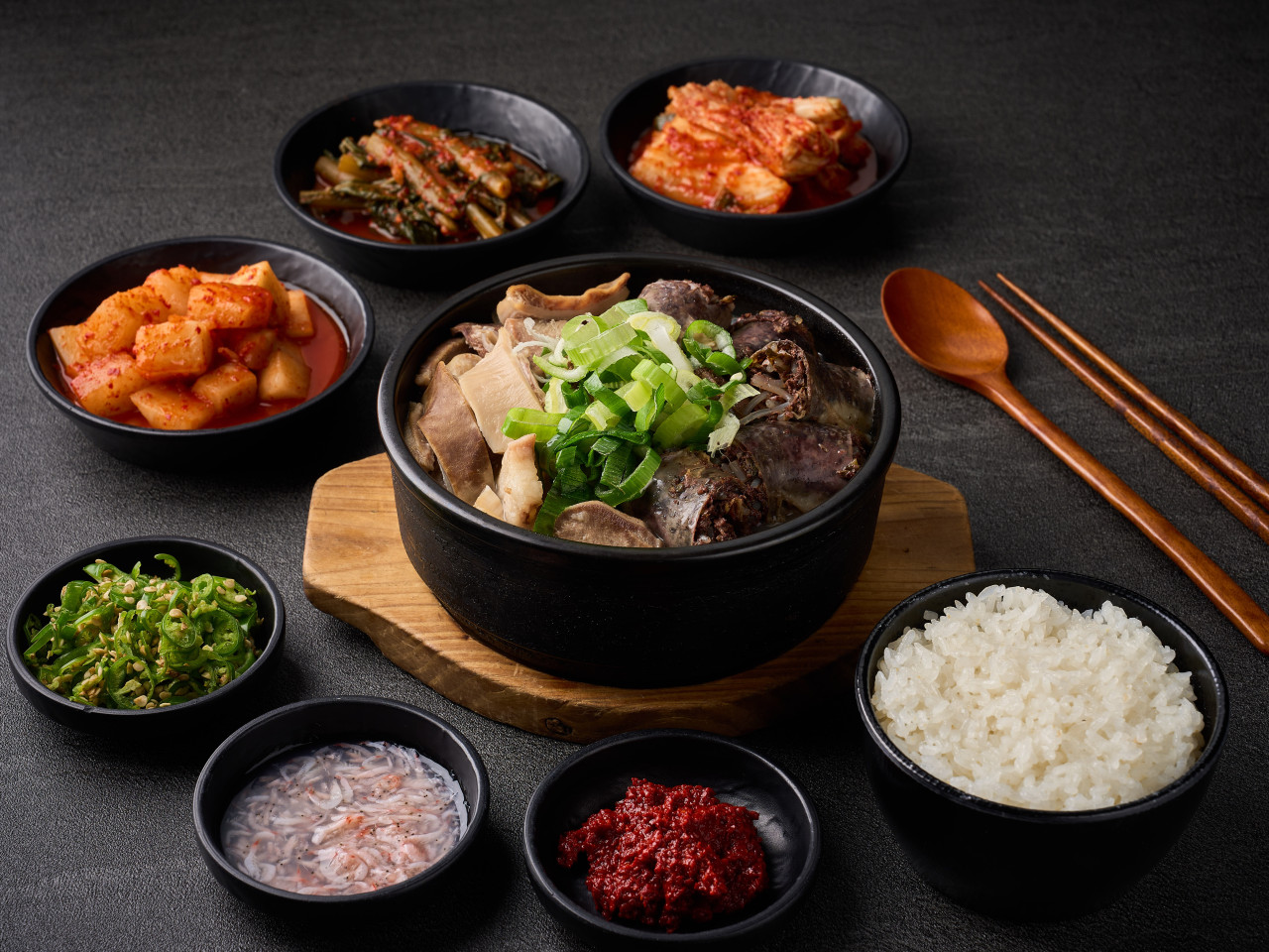 신은수참병천순대집의 순대국밥과 흰밥, 김치, 수저