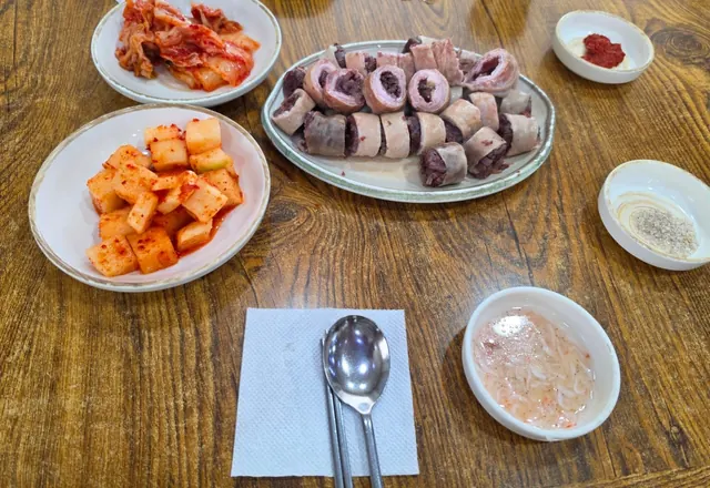 둔포막창순대의 막창순대 접시와 김치, 깍두기, 새우젓