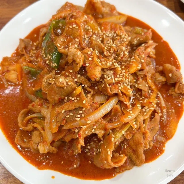 옛집의 제육볶음이 흰 접시에 담긴 모습