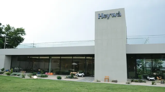 잔디 마당에서 바라본 해이와의 흰색 건물과 유리창