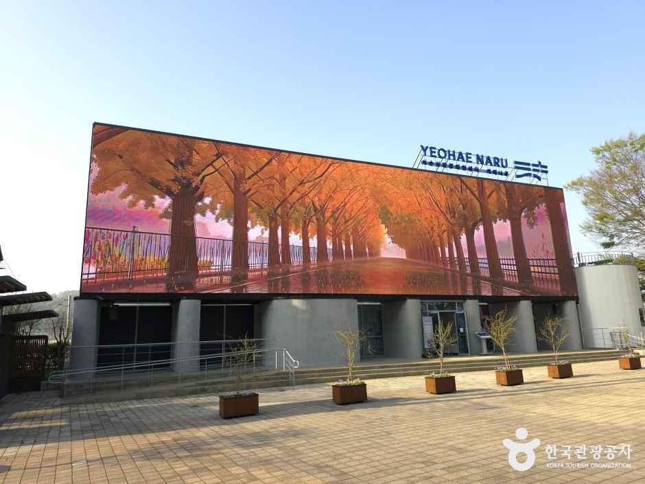 여해나루 실제 외관. 외벽 은행나무 이미지는 미디어월 화면