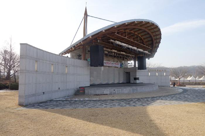 신정호 야외음악당 무대와 앞쪽 공간의 2020년 아산시 자료사진