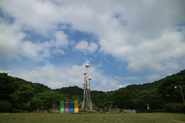 하늘과 넓은 잔디, 기둥형 조형물이 보이는 2025년 신정호공원 전경