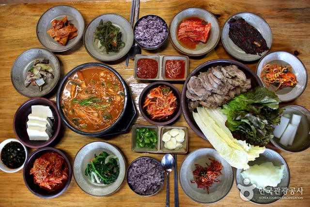 온양 청국장집의 보쌈과 찌개 상차림
