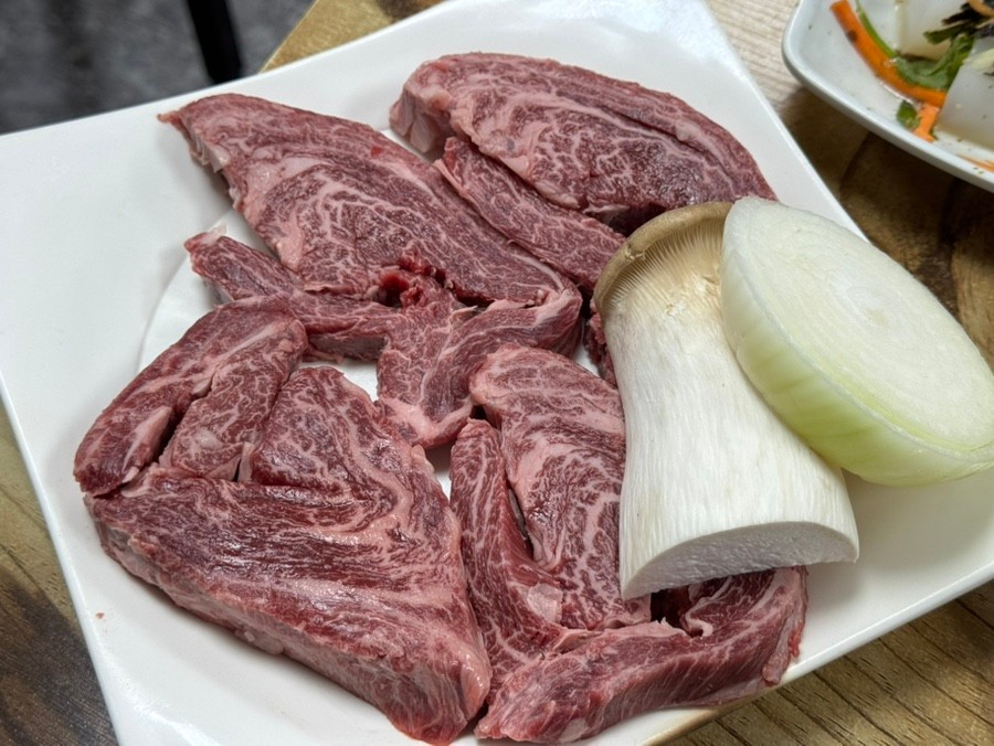 경성식당의 접시에 담긴 소고기와 버섯, 양파
