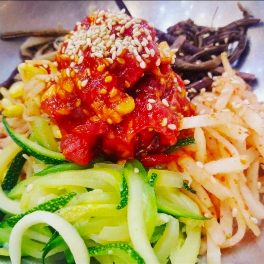 큰고개식당 아산본점의 육회와 채소가 담긴 육회비빔밥