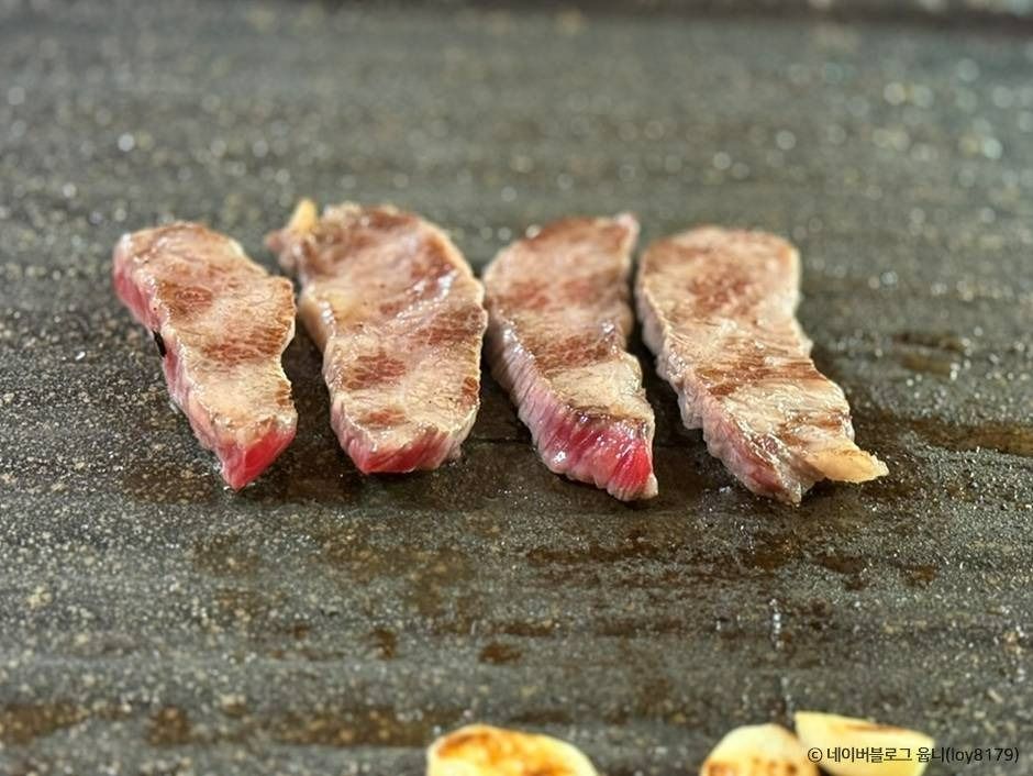 염치정육점식당 자료사진의 불판 위에서 굽는 소고기