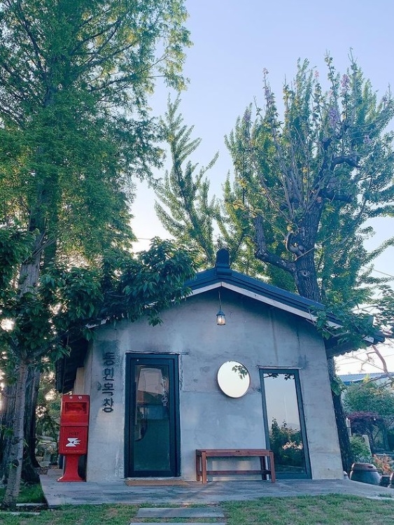 동민목장 건물과 빨간 우체통, 주변 나무