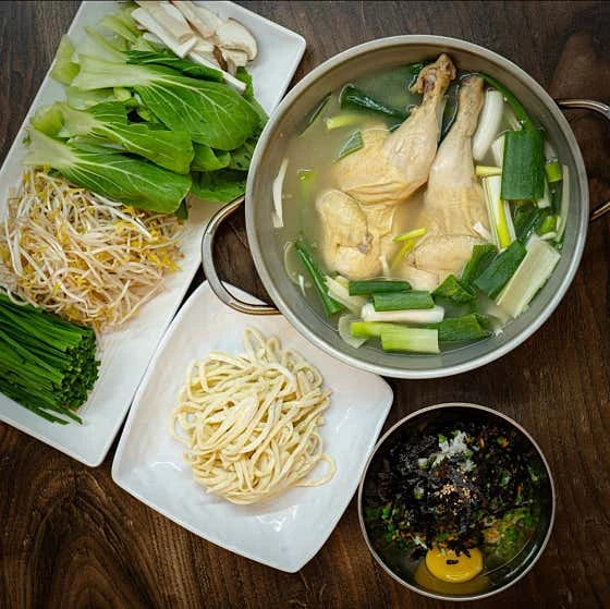 닭삼백집 독립기념관본점 업체 등록 사진의 맑은 닭 냄비와 채소, 칼국수, 볶음죽 재료
