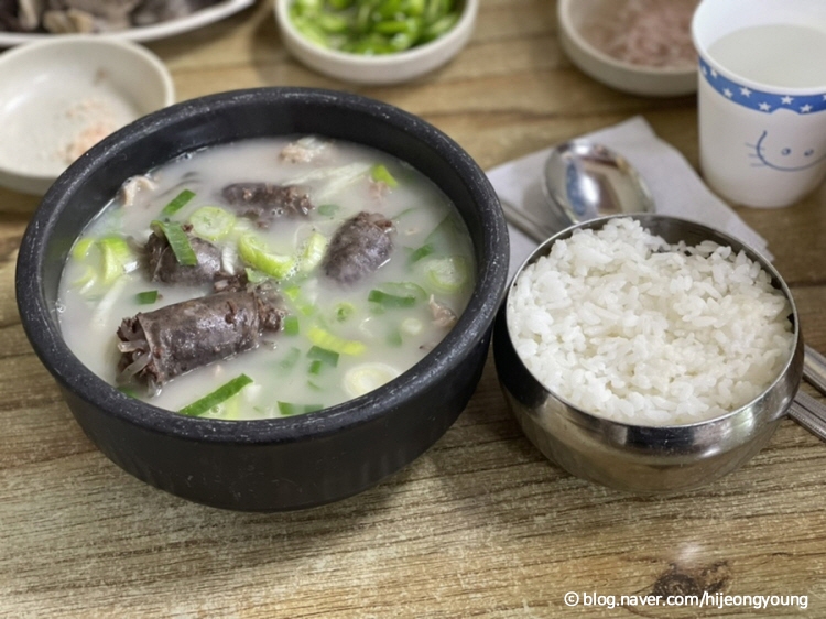 박순자 아우내순대의 국밥과 따로 담긴 공깃밥 · 자료사진