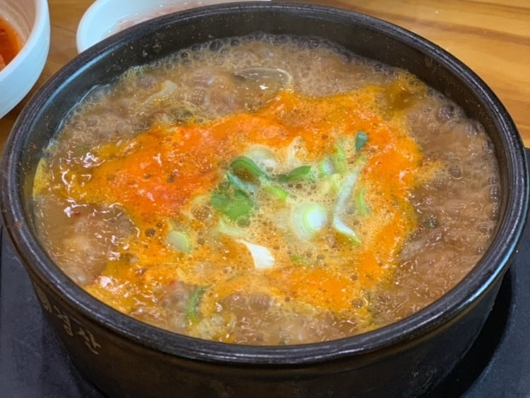 붉은 양념과 파가 보이는 아우내 장터순대 국밥 · 자료사진