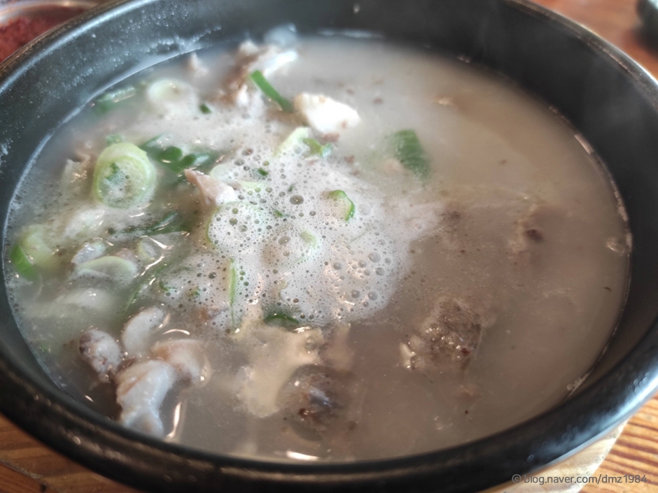 파와 순대가 보이는 신은수참병천순대집 국밥 · 자료사진