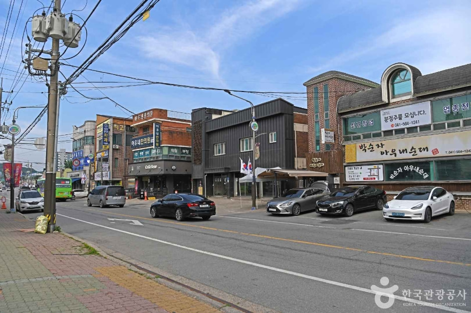여러 순대 식당이 도로를 따라 늘어선 병천순대거리와 주차 차량 · 자료사진