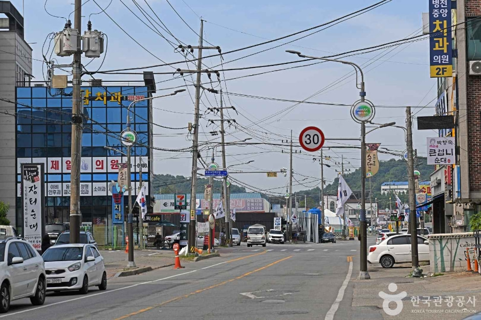 충남집순대 간판이 왼쪽에 보이는 도로와 가로등, 건물 전경 · 자료사진