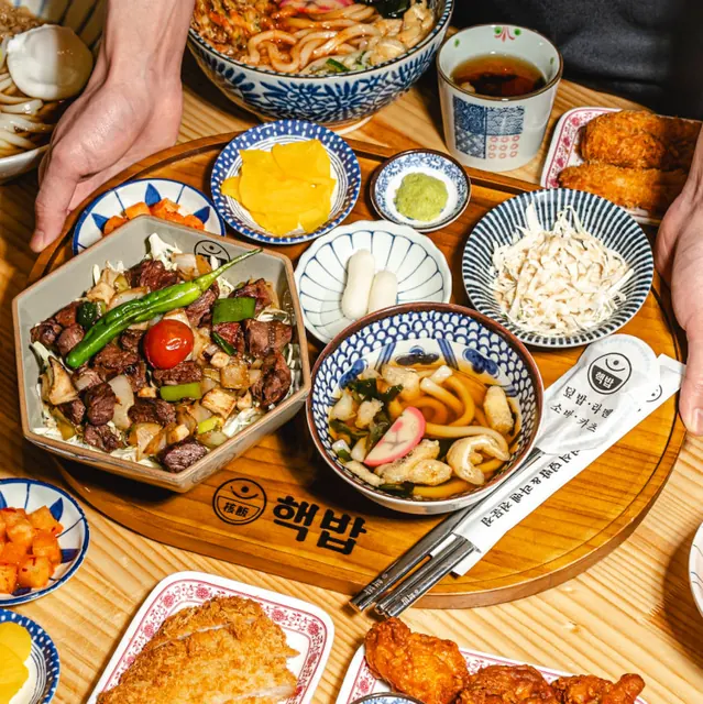 덮밥과 면, 튀김을 함께 차린 업체 등록 이미지. 실제 주문 구성은 메뉴별로 달라요.