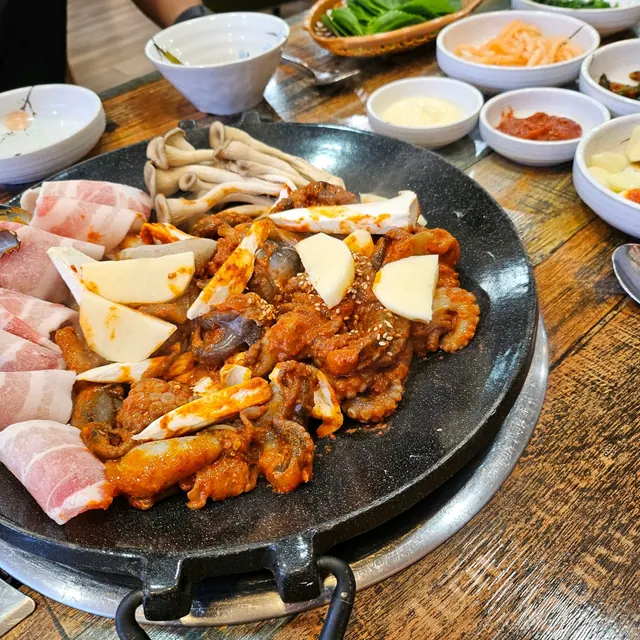 방문자 사진에 담긴 주꾸미·고기·버섯 한판. 정확한 주문 메뉴는 확인되지 않았으며, 13,000원 쭈꾸미볶음 단품의 사진으로 보지 마세요.
