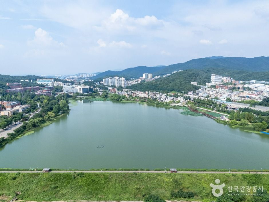 천호지 호수와 주변 대학가를 위에서 내려다본 전경 · 자료사진
