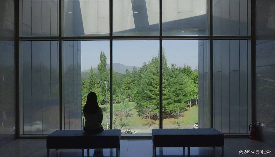 천안시립미술관 창가의 실내 쉼 공간 · 자료사진