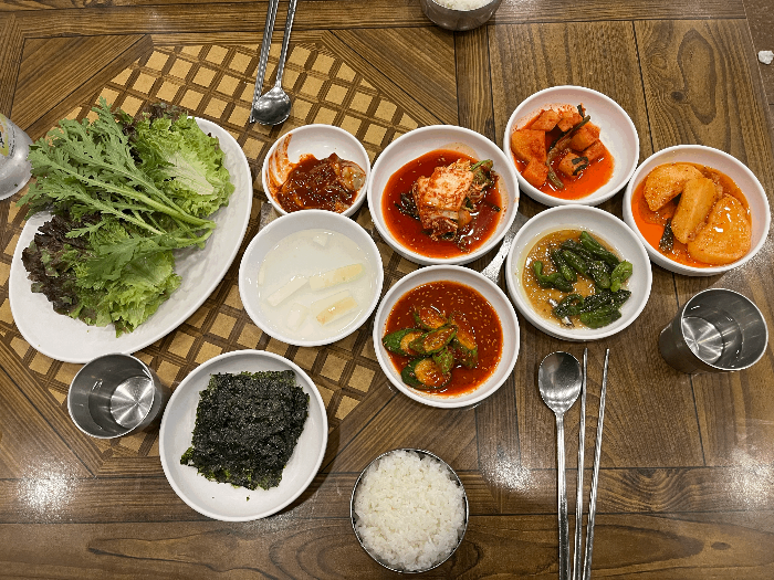 고바우 천안본점 방문기에 실린 쌈채소와 반찬, 밥 기본상차림