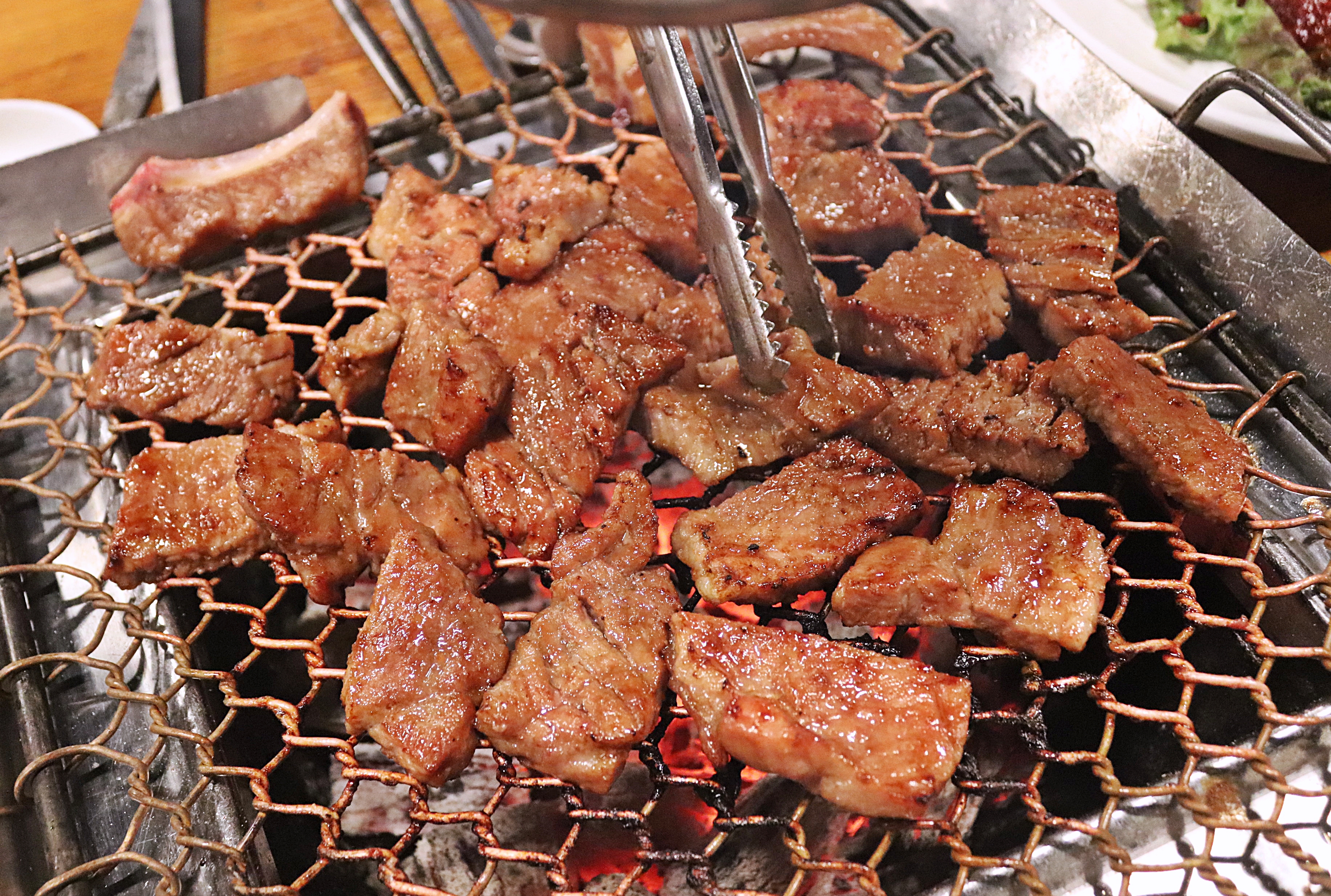 권정화석정 업체 사진에 담긴 석쇠 위 갈비