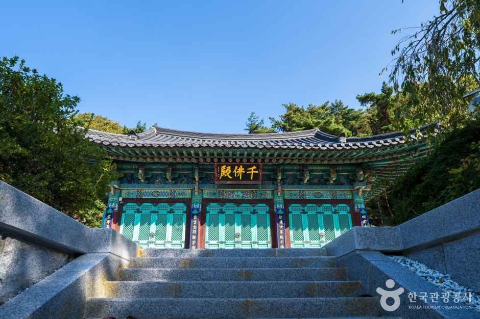돌계단 위 천불전 정면 · 자료사진