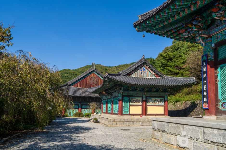 나무와 전각이 어우러진 경내 풍경 · 자료사진