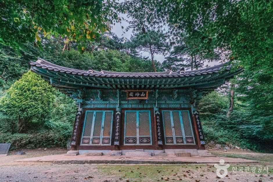 숲을 배경으로 선 광덕사 전각의 정면 · 자료사진