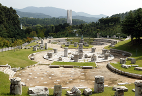 조선총독부 철거부재 전시공원과 뒤편으로 보이는 겨레의 탑