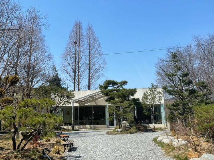 숲과 나무 사이에 자리한 카페목천 외관 · 자료사진