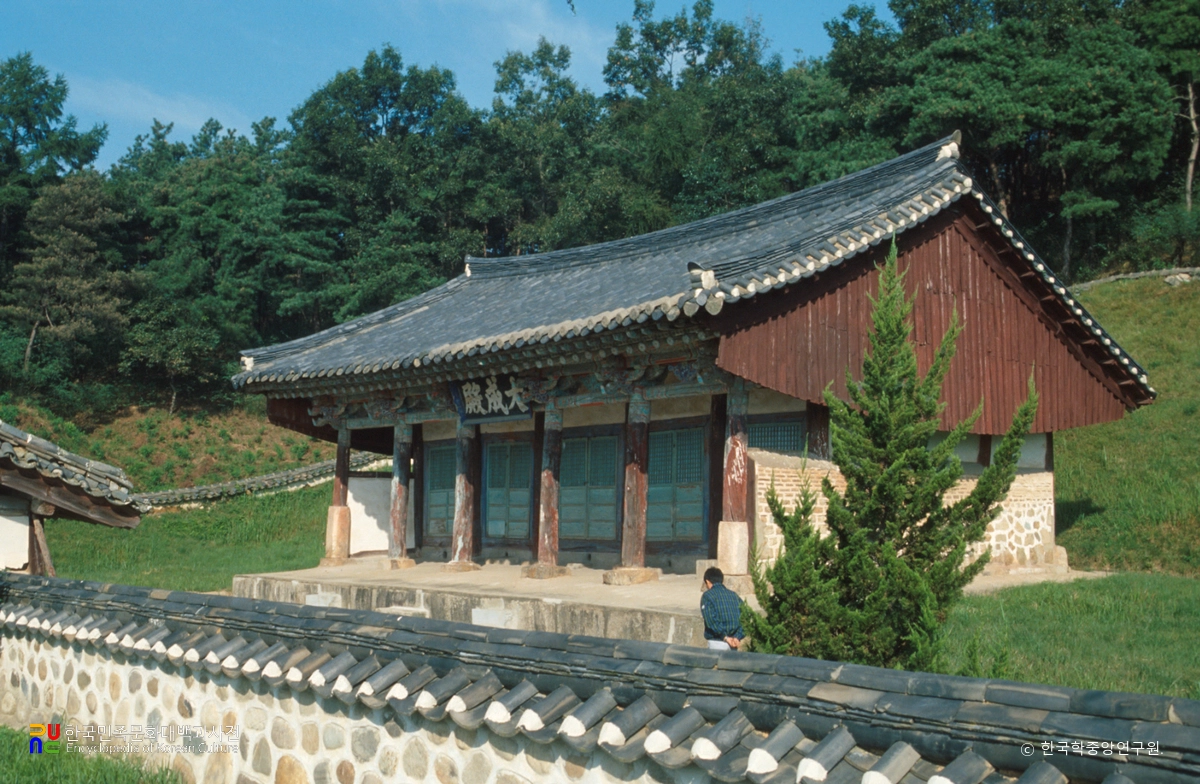 직산향교 대성전과 앞쪽 담장 및 돌기단이 보이는 자료사진