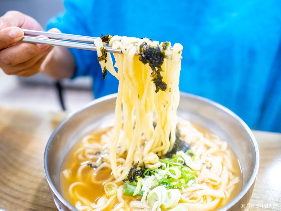 홍두깨칼국수의 김가루와 파를 얹은 칼국수