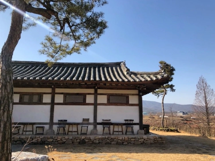 한옥의 바깥 벽면을 따라 놓인 높은 테이블과 의자 · 자료사진