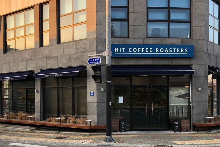 파란 HIT COFFEE ROASTERS 간판과 통정4로67 외관