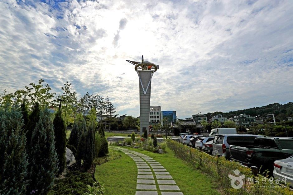 공원 가장자리의 길과 조형물, 옆쪽에 주차된 차량 · 자료사진