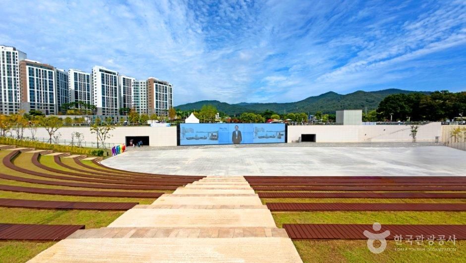 넓은 계단식 야외광장과 무대, 뒤쪽 아파트 · 자료사진