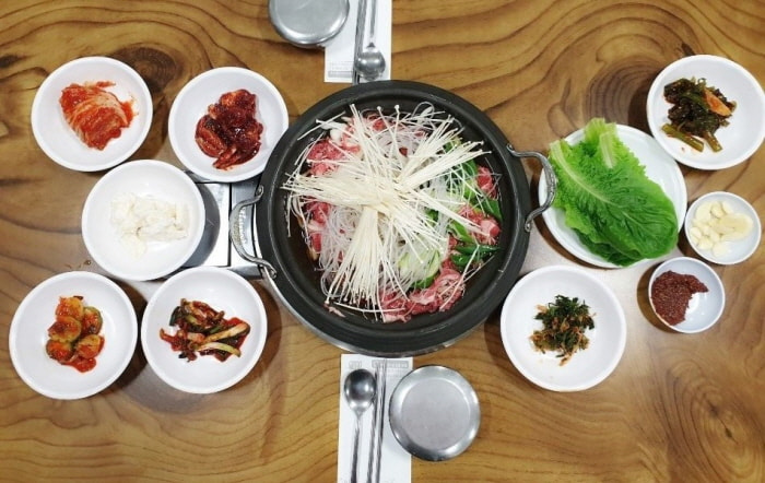 진주회관 불고기와 곁들임 반찬 · 자료사진