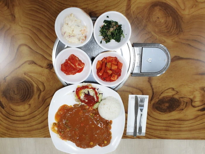 진주회관 돈까스 접시와 밥 및 반찬 · 자료사진