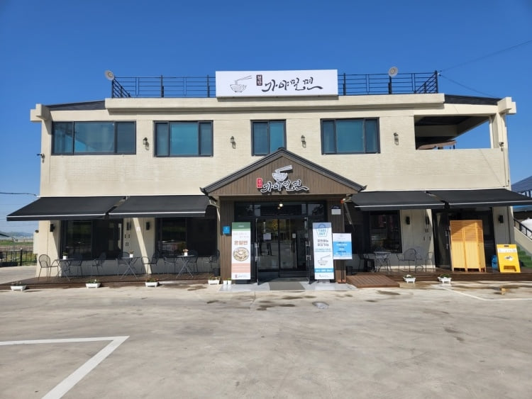 천안가야밀면 외관과 주차 구획 · 자료사진