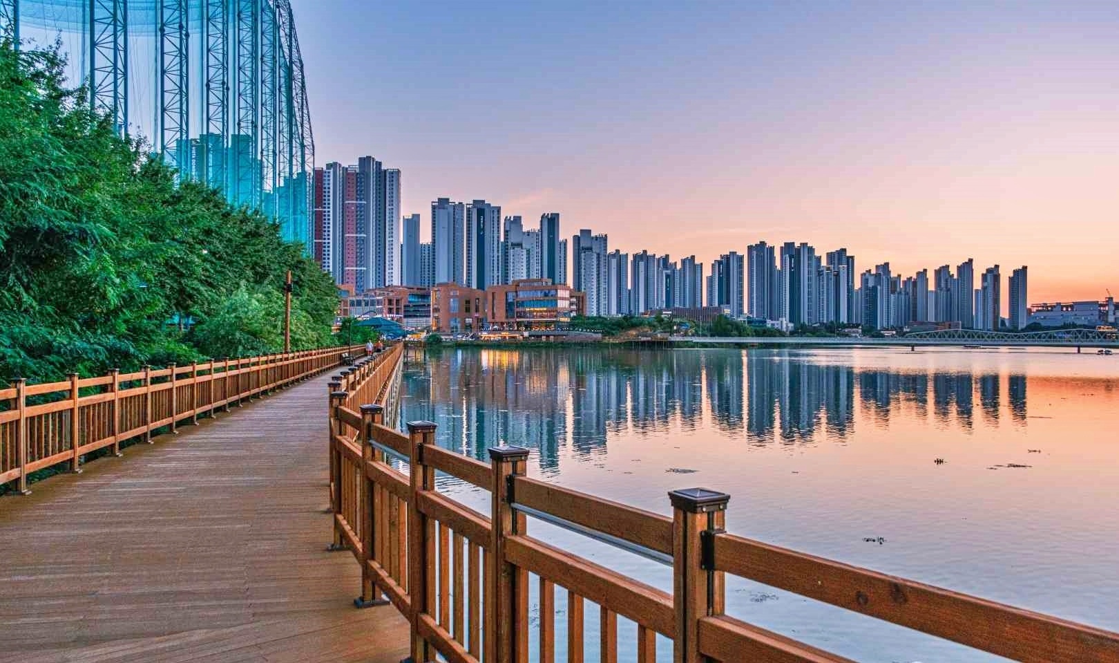 노을빛 호수와 수변 데크 산책로 · 자료사진