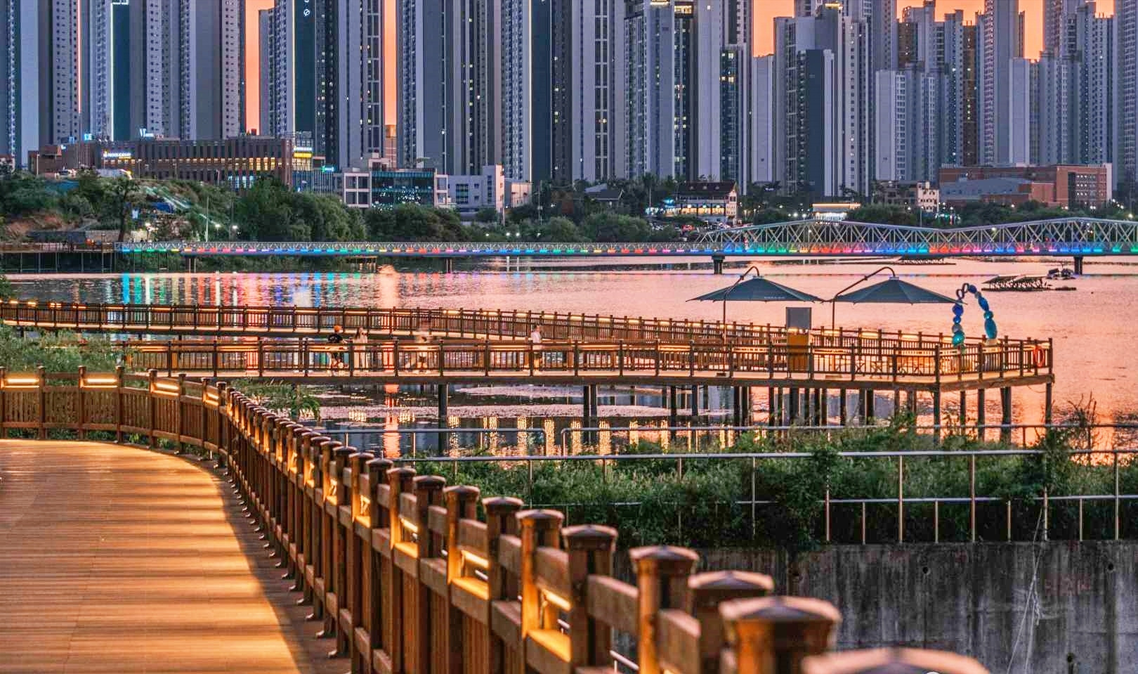 조명이 켜진 수변 데크와 선셋라운지