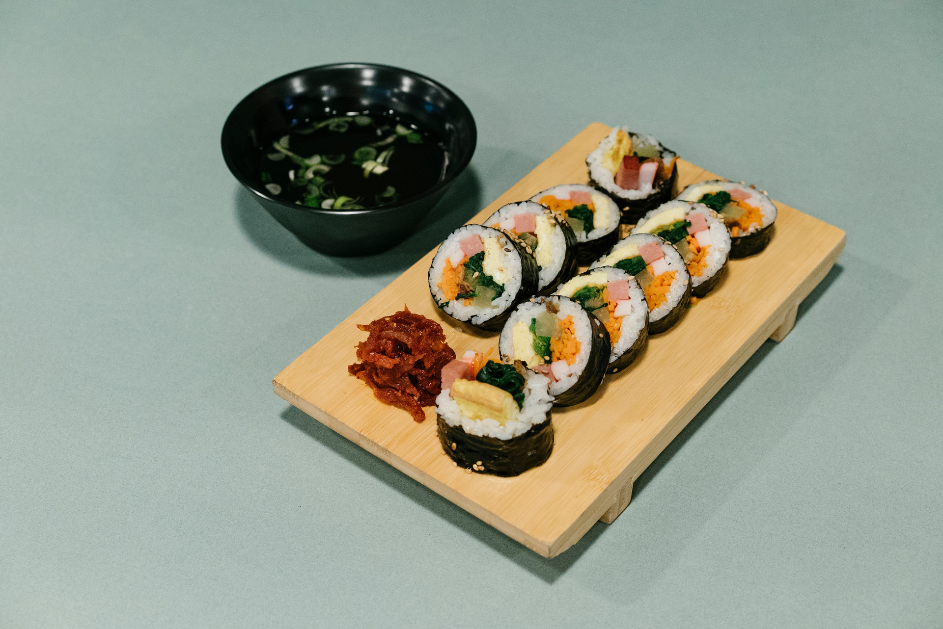 나무 받침에 담긴 달식당 김밥
