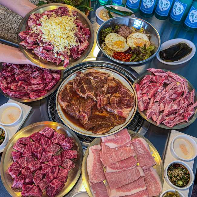 능수숯불갈비 천안역점의 여러 고기 접시와 상차림