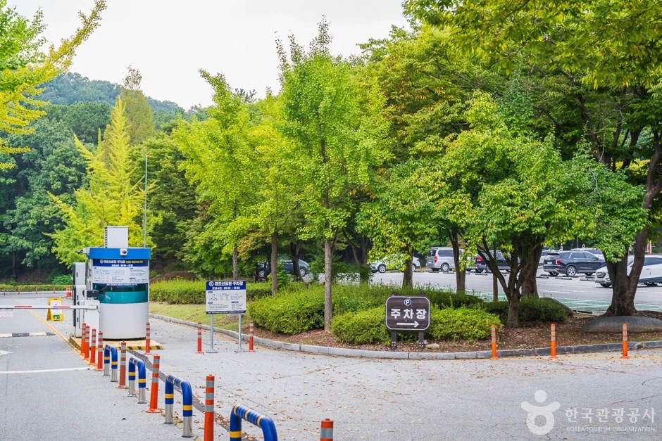 태조산공원 주차장 차단기와 주차 안내 부스 · 자료사진