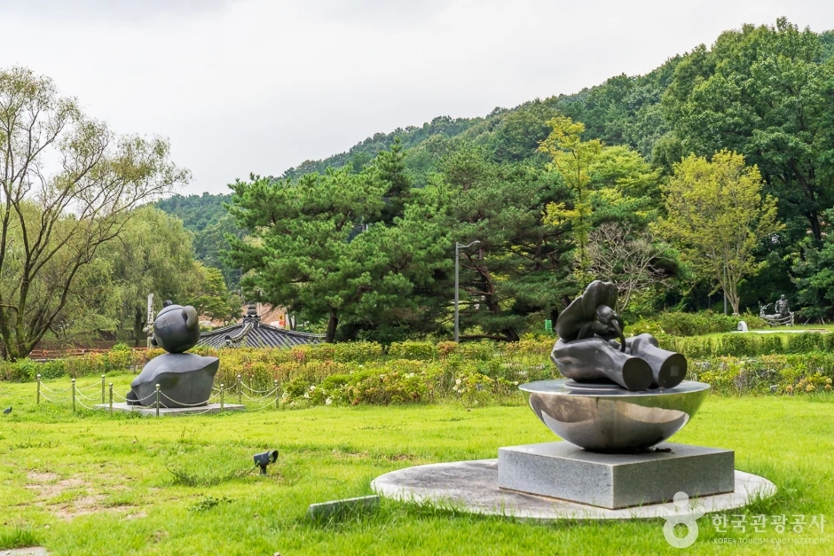 태조산공원의 잔디밭과 야외 조각들 · 자료사진
