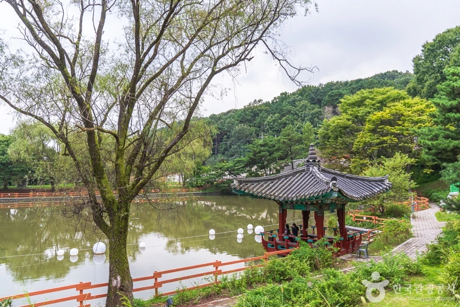 태조산공원의 연못과 붉은 난간이 있는 정자 · 자료사진