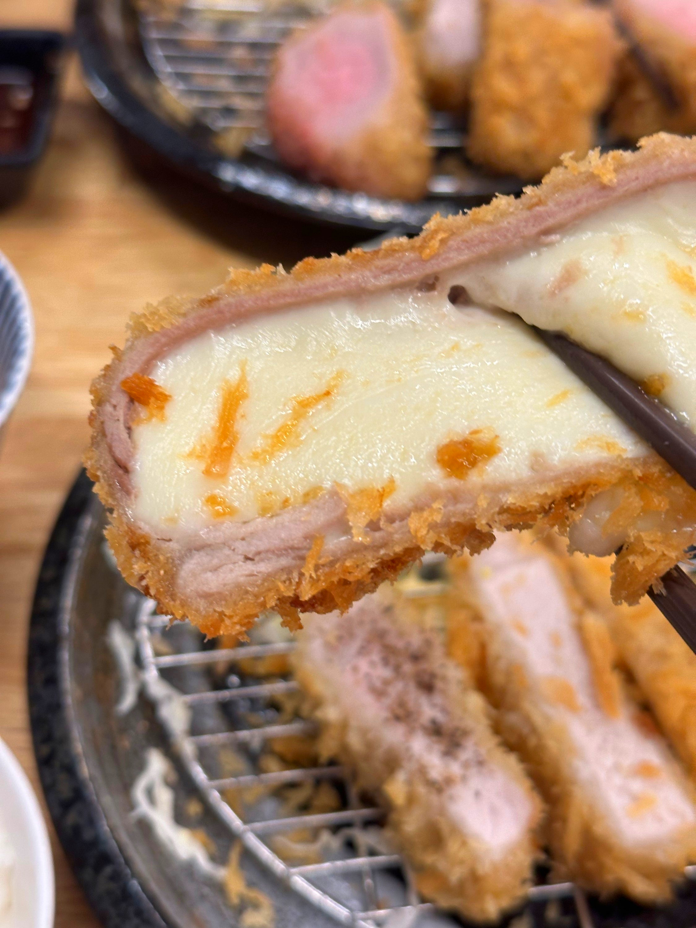 카츠혼또 두정본점의 치즈카츠 단면