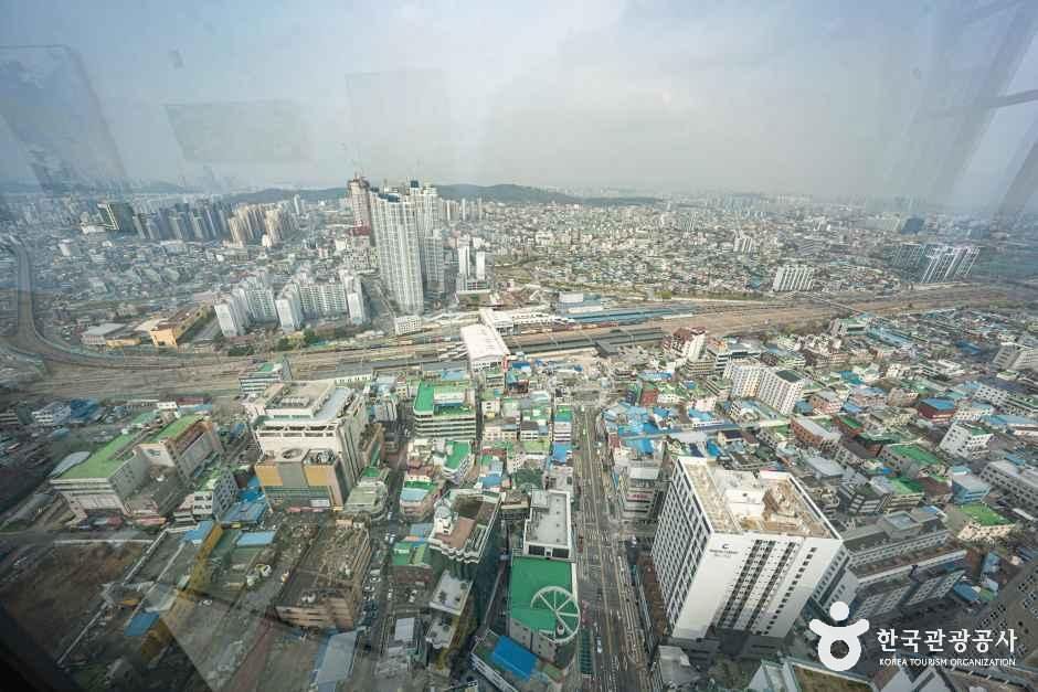 타운홀 높은 층의 유리창에서 내려다본 천안 도심 · 자료사진
