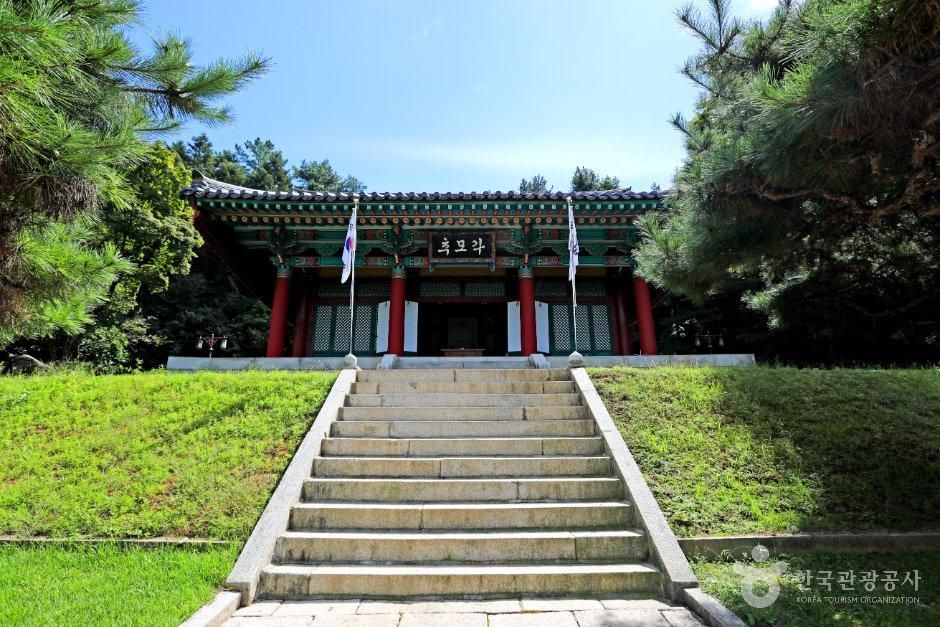 돌계단 위에 자리한 유관순열사 추모각의 정면