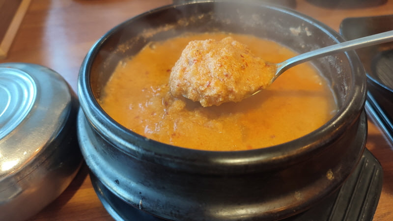 두반콩 손두부 콩비지찌개 뚝배기와 숟가락에 담긴 콩비지 · 자료사진