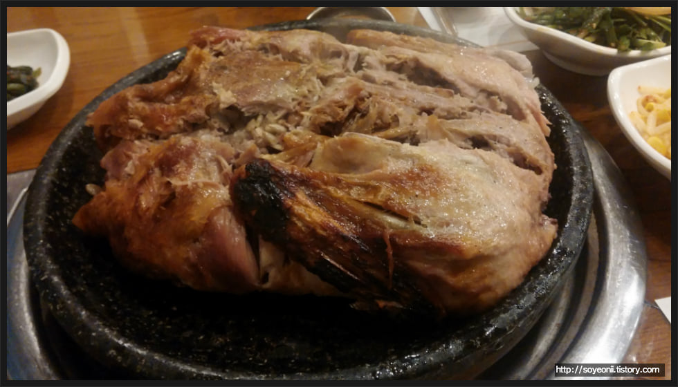 철판 위 은행나무집 오리진흙구이 자료사진 · 자료사진